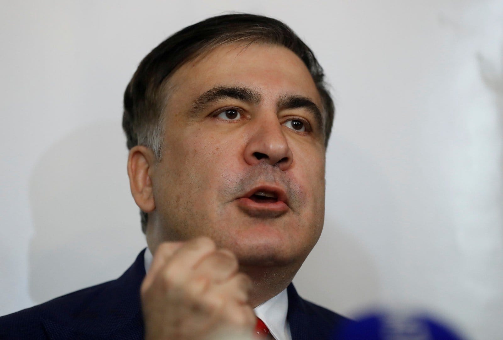 Экс-президент Грузии Саакашвили начал принимать пищу после 50-дневной голодовки, сообщили медики