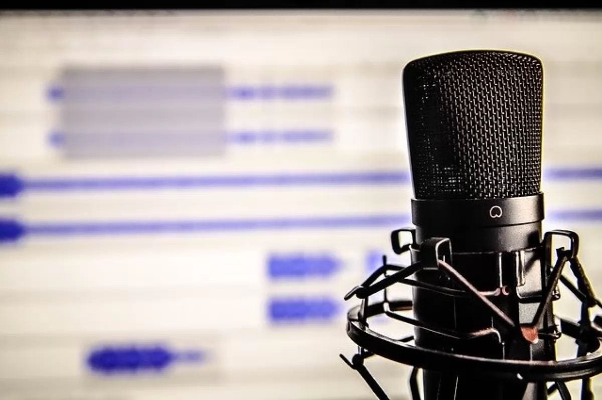 В интернет-трансляции радио  «Коммерсантъ FM» зазвучали гимн Украины и антивоенные песни. Редакция объяснила это взломом хакеров