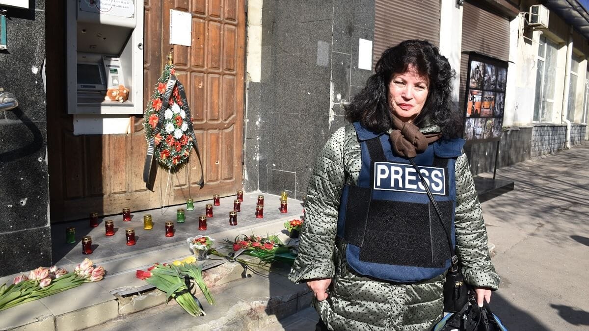 Программа «Время» привезла в Еленовку нидерландскую пропагандистку, на счету которой уже несколько фейков о войне