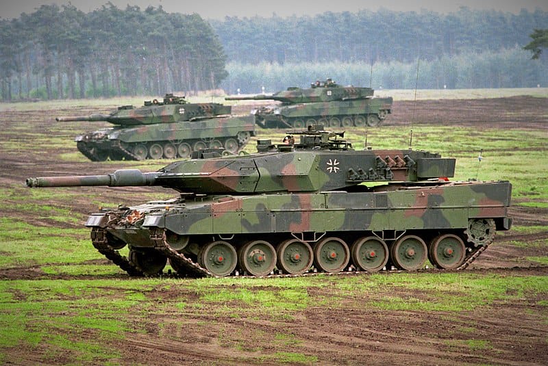 Руководство США вынуждено тянуть Германию за собой в вопросе передачи танков Украине — военный эксперт Рафаэль Лосс