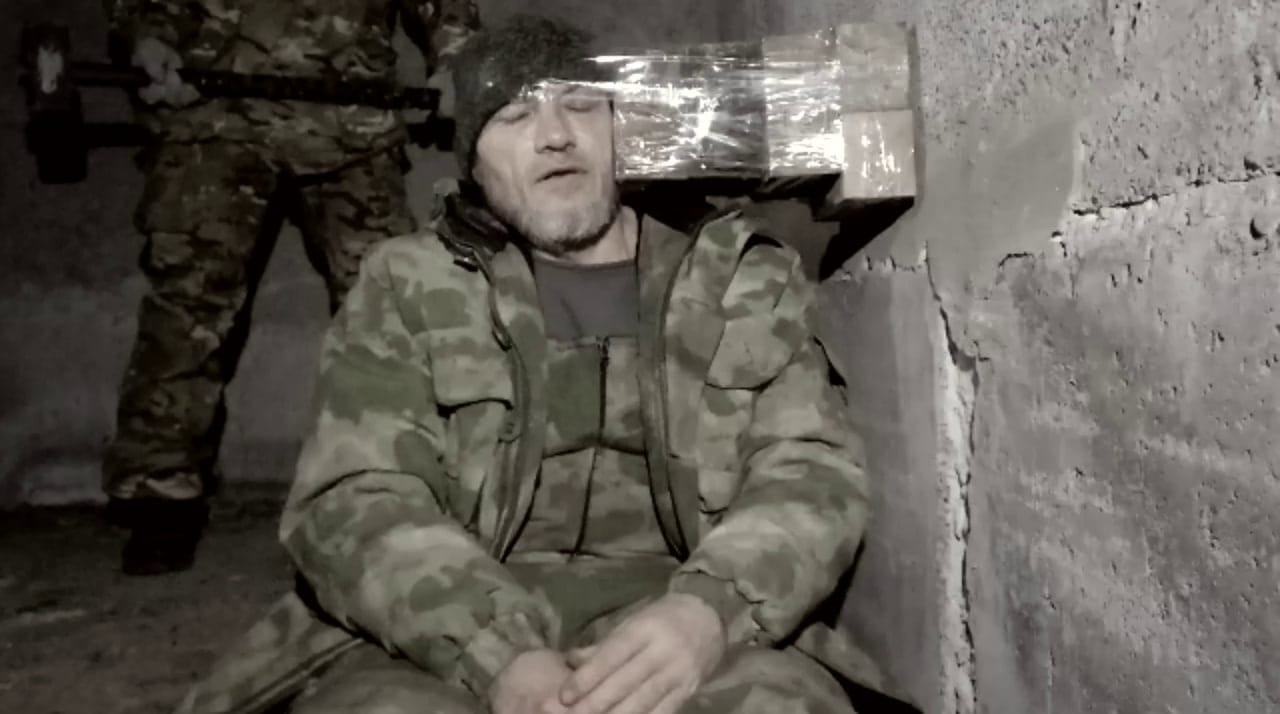 Связанный с ЧВК Вагнера канал вновь опубликовал видео казни заключенного кувалдой