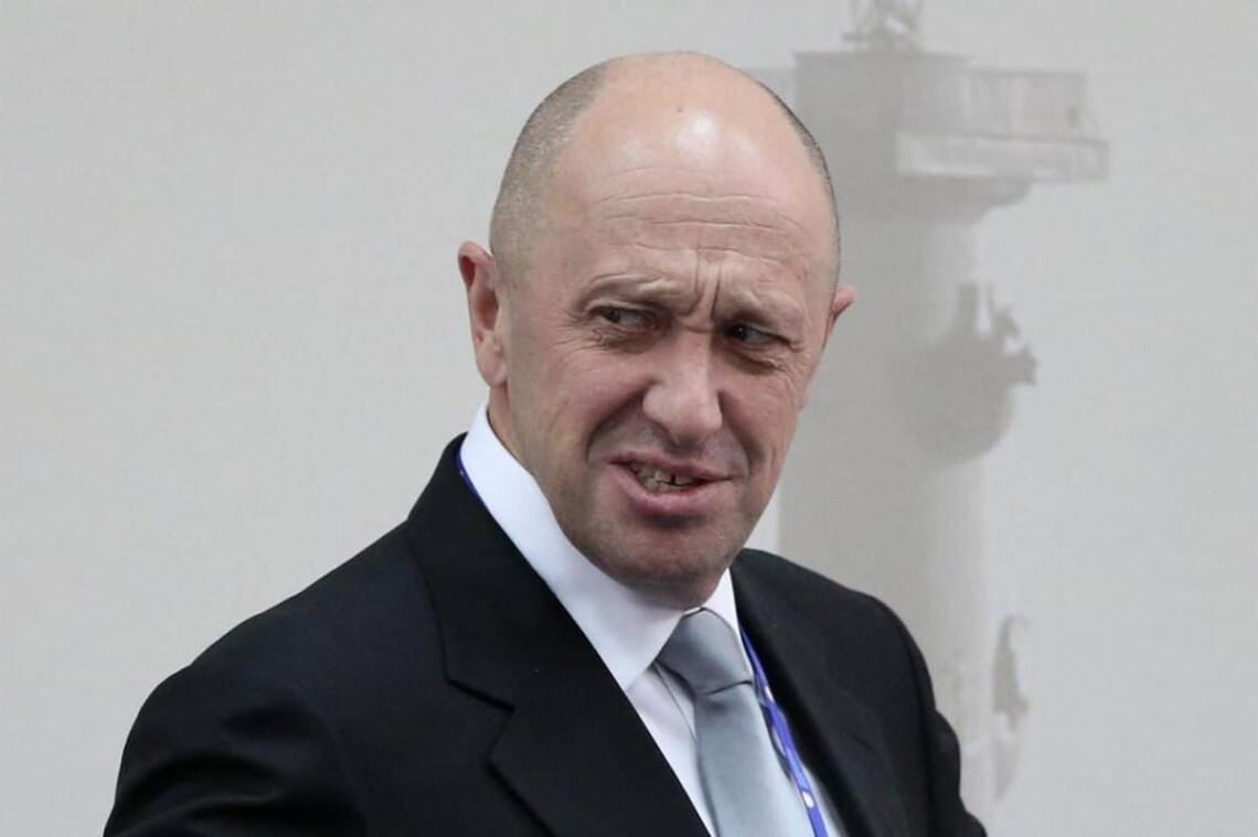 Центр «Досье» нашел в документах Пригожина блогеров и паблики, которым платила «фабрика троллей». В их числе «Литература» и «Пьяный Твиттер»