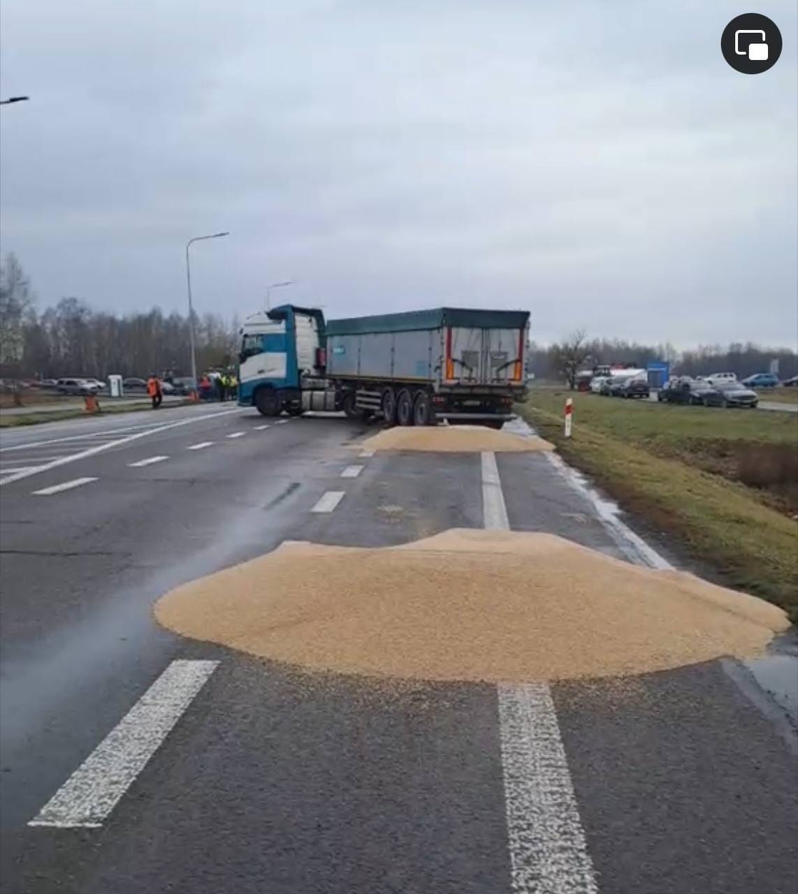 На польской границе протестующие высыпали украинское зерно из грузовиков. СБУ считает, что за протестами стоят пророссийские организации