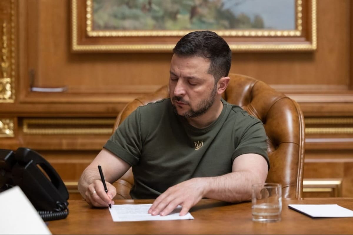 Владимир Зеленский подписал закон о снижении возраста мобилизации с 27 до 25 лет 