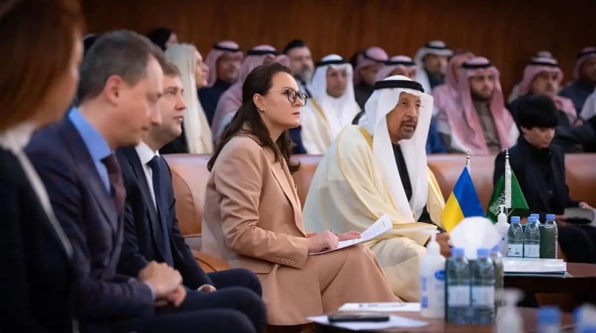 Зеленский посетит Саудовскую Аравию для подписания «экономических соглашений», в то время как США и РФ готовятся к переговорам в Эр-Рияде