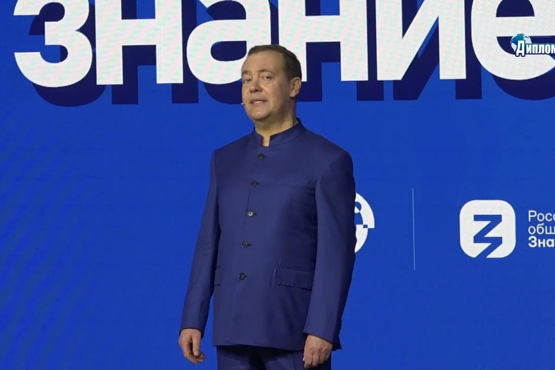 Дмитрий Медведев стал главным редактором учебников по обществознанию для 9–11 классов