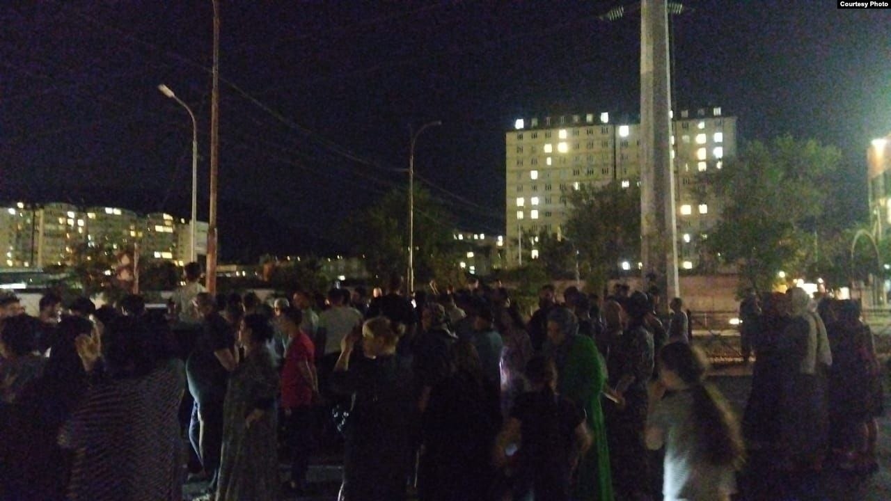 Протестующие на проспекте Имама Шамиля