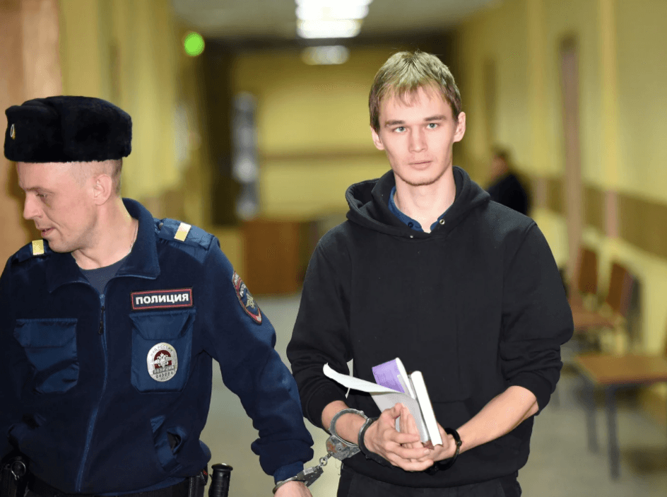 Задержаны как минимум восемь человек, которые пришли к суду на приговор аспиранту МГУ Азату Мифтахову