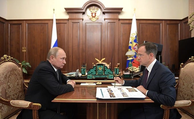 Путин учредил комиссию по борьбе с «фальсификацией истории». Ее возглавит Владимир Мединский, чья диссертация ранее вызвала споры