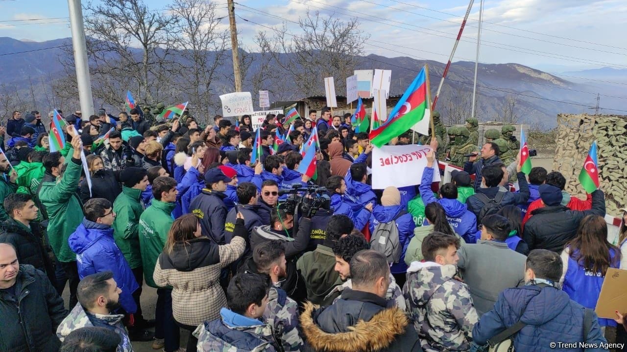Армения заявила, что из-за Азербайджана в Нагорном Карабахе началась гуманитарная катастрофа. Азербайджан обвинил в этом Россию