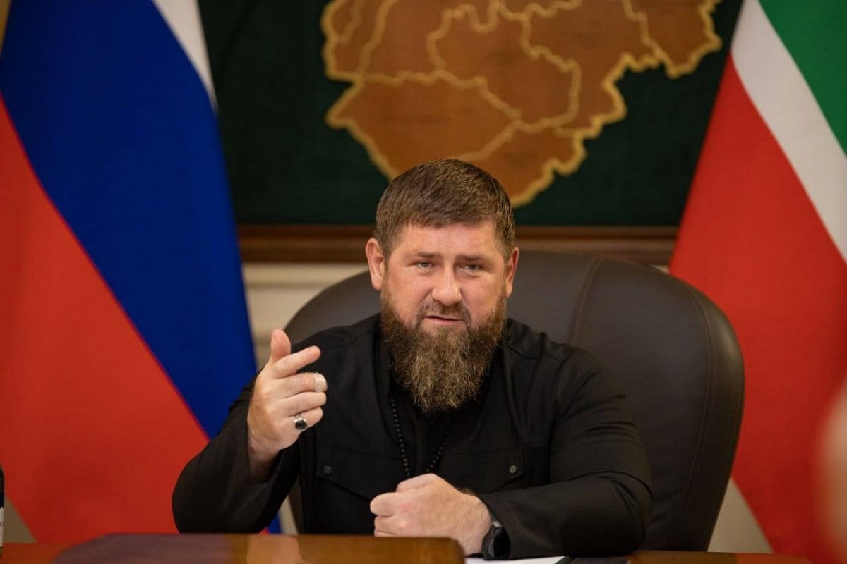 Кадыров вручил самому себе звание Героя Чеченской Республики. Он стал первым, кто получил эту награду, им же учрежденную