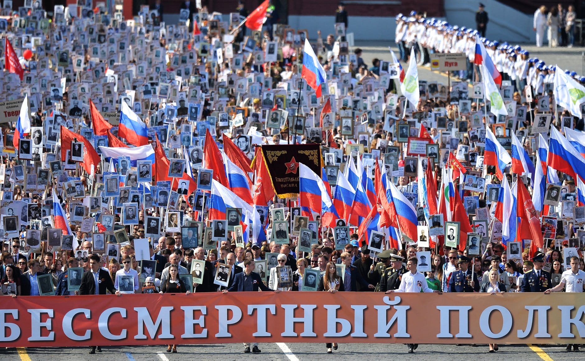 В России отменили очное шествие «Бессмертного полка» в 2023 году, россиянам предложили разместить фото ветеранов на одежде и авто