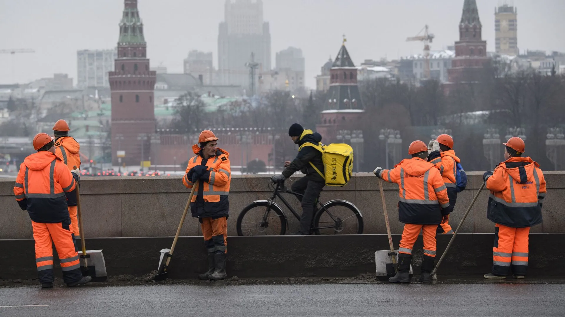 По всей России в последние двое суток проходят массовые задержания мигрантов. Ищут даже тех, кто уже получил гражданство РФ