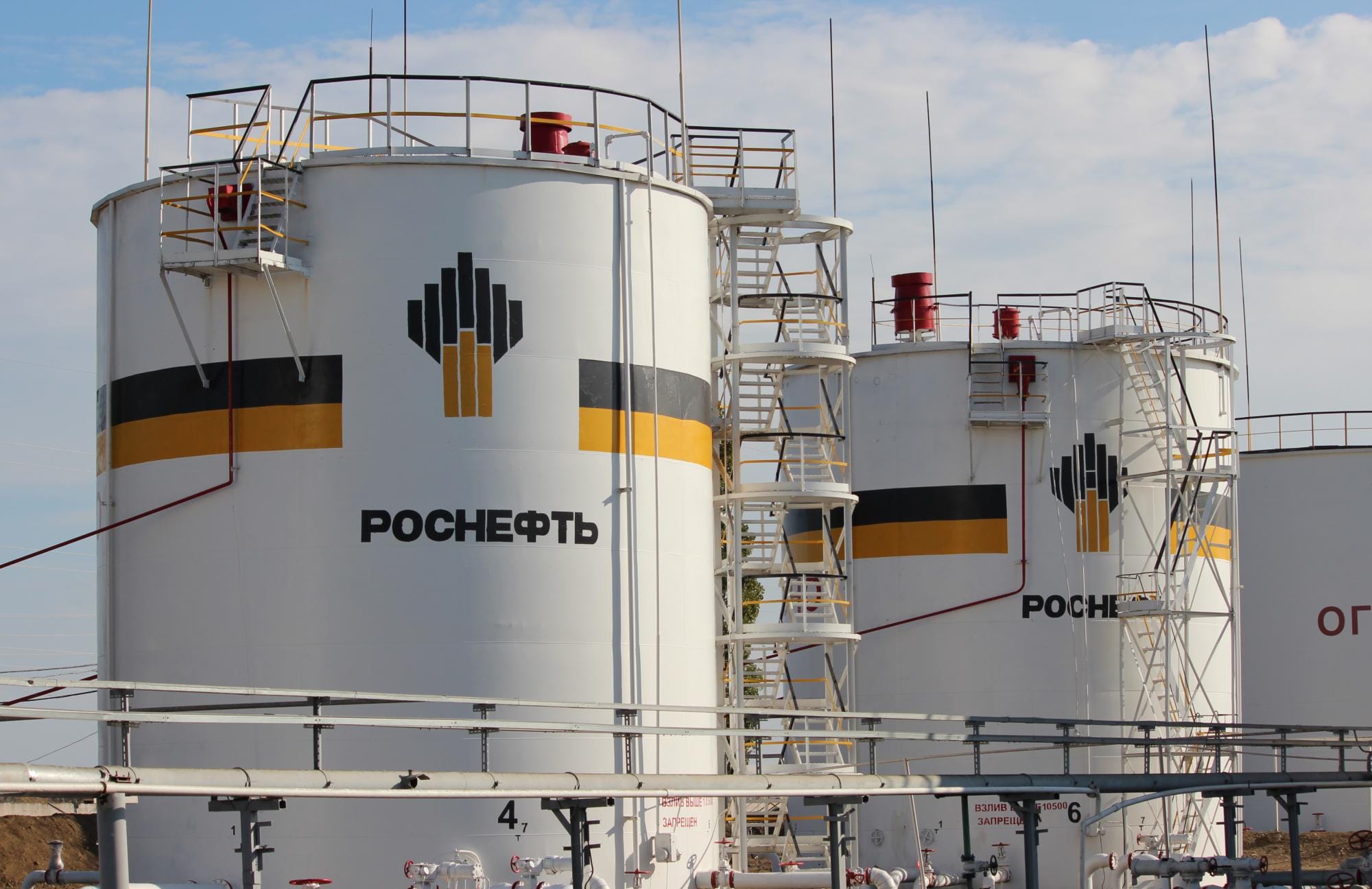 Великобритания ввела санкции против «Роснефти», «Лукойла» и нефтяных компаний из Китая, Индии и ОАЭ, связанных с Россией