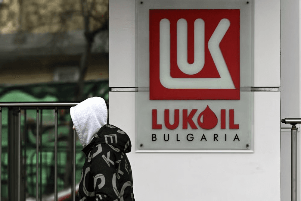 Десятки зарубежных компаний «Лукойла» и «Роснефти» могут пострадать от американских санкций. Некоторые из них по-прежнему работают в ЕС