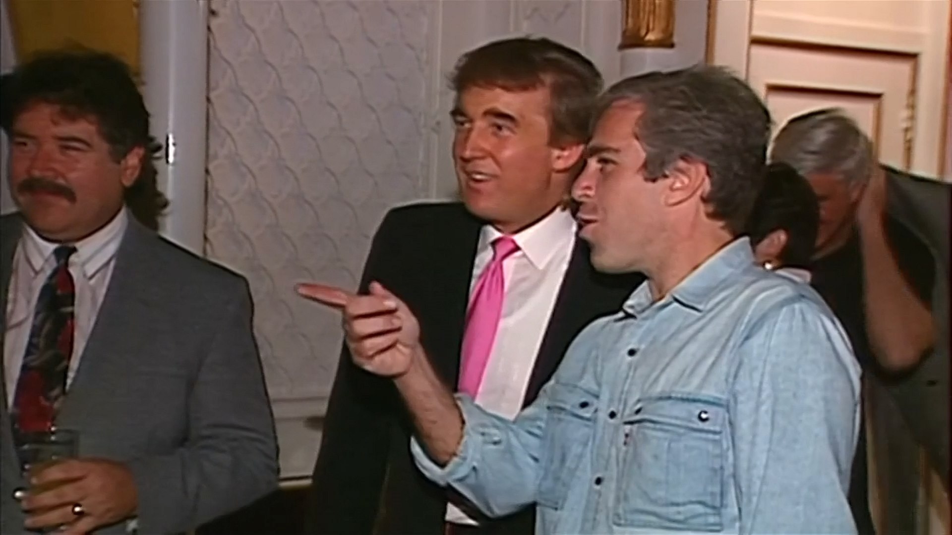 Фото: Дональд Трамп и Джеффри Эпштейн на вечеринке в 1992 году / MSNBC