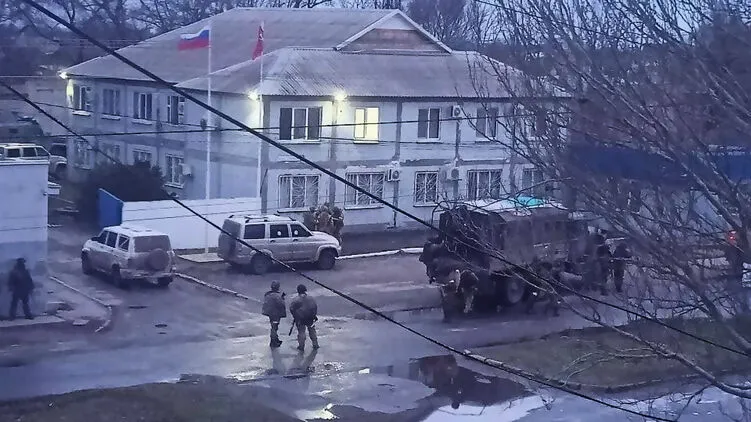 «Угрожая убить, заставлял готовить, убирать и выполнять сексуальные прихоти». Исповедь украинки, побывавшей в рабстве у российских военных