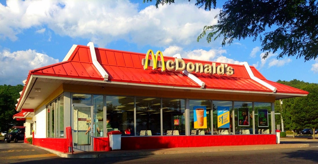 В McDonald's поиздевались над крошечными руками Трампа