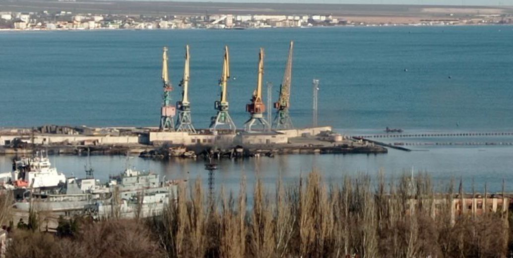 «Поврежденный» БДК «Новочеркасск» в порту Феодосии