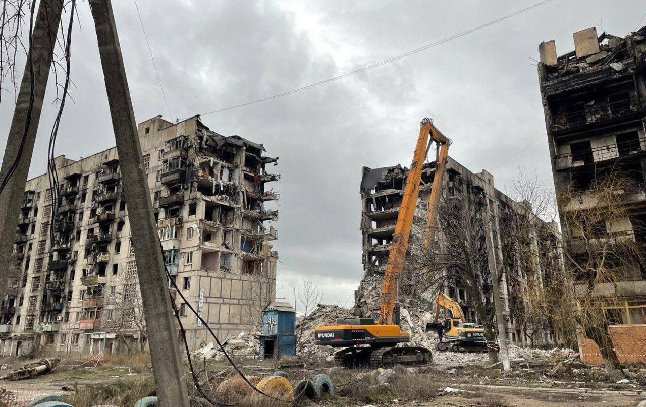 Снос разрушенных домов в Мариуполе